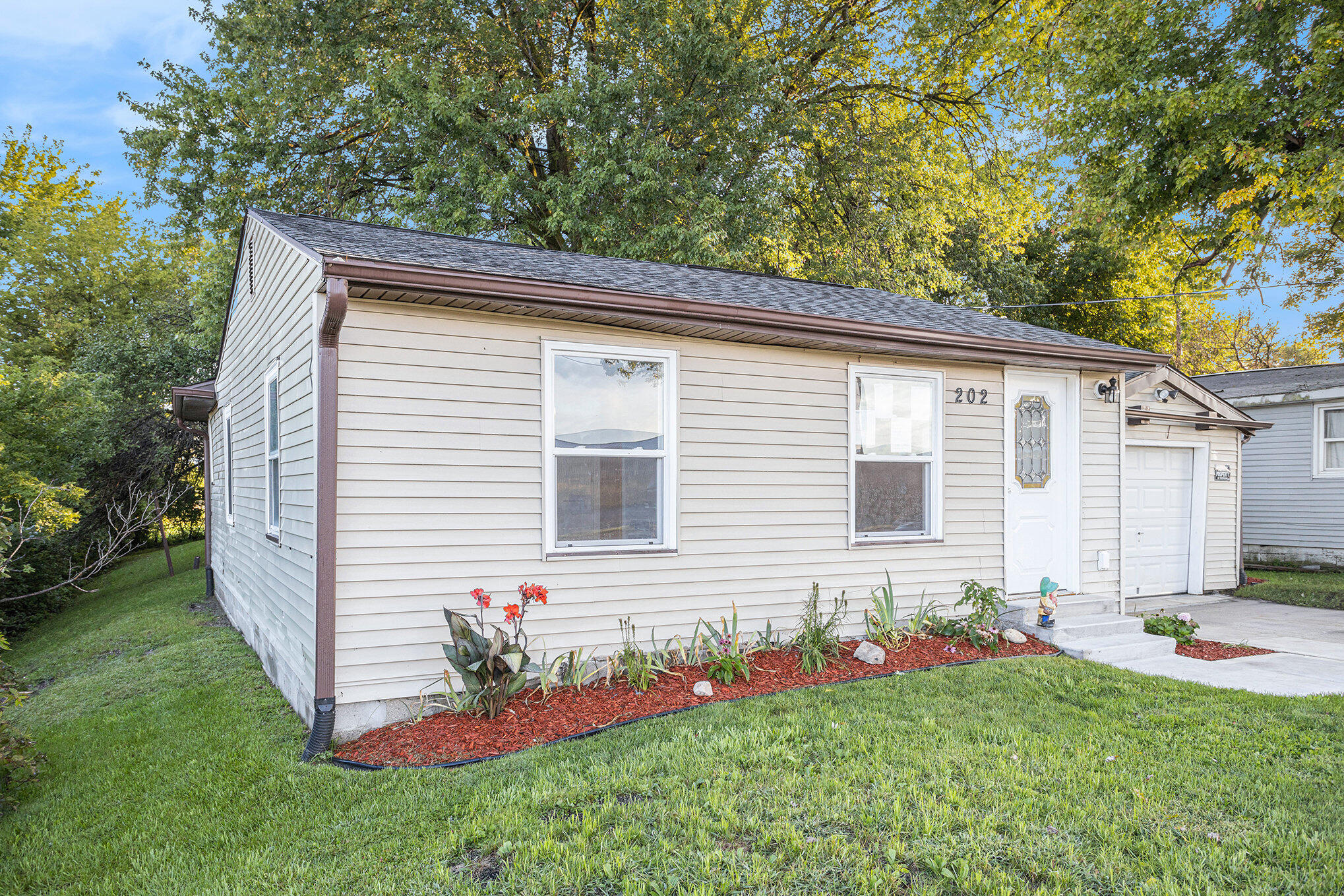 Kalamazoo, Michigan 49004, United States, 3 Bedrooms Bedrooms, ,1 BathroomBathrooms,Residential,Pending,202989