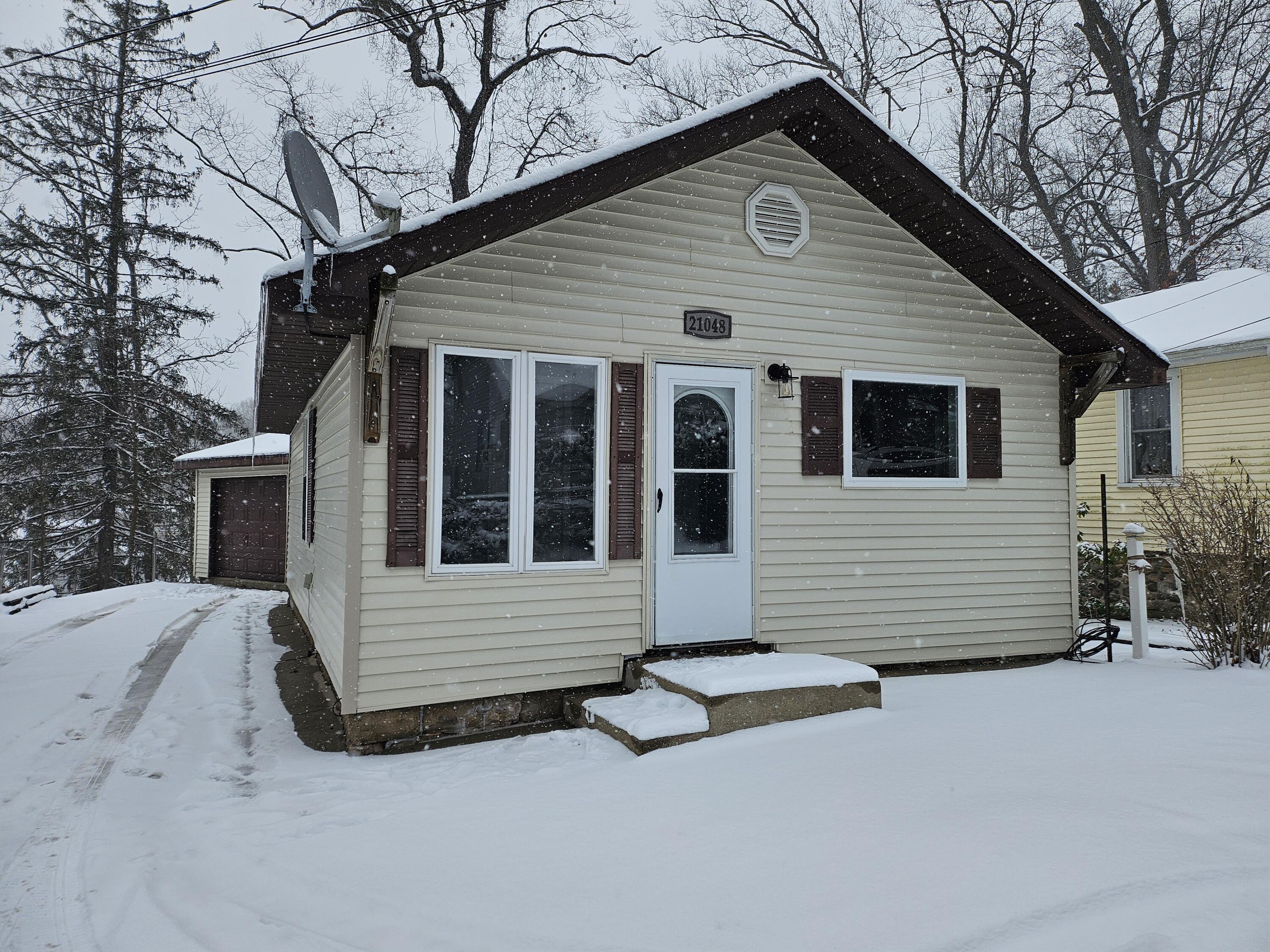 Battle Creek, Michigan 49017, United States, 2 Bedrooms Bedrooms, ,2 BathroomsBathrooms,Residential,Pending,18013