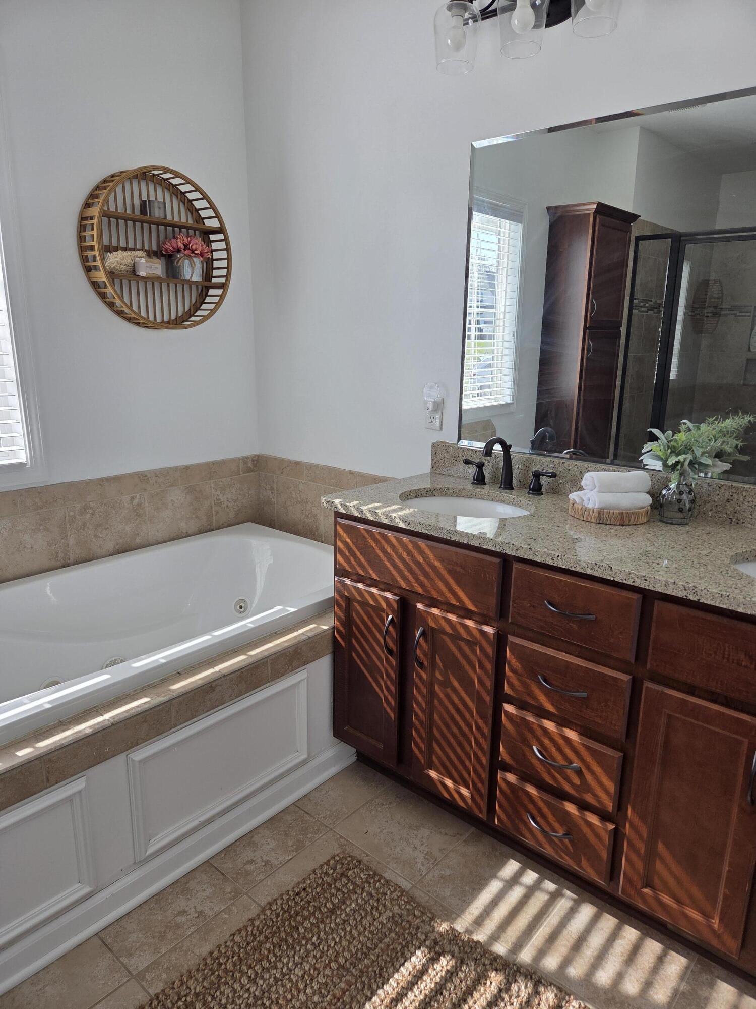 Kalamazoo, Michigan 49009, United States, 5 Bedrooms Bedrooms, ,4 BathroomsBathrooms,Residential,Pending,111228