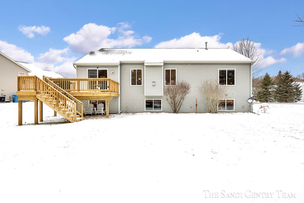 Photo of 15308 Saddlebrook Court, Grand Haven, MI 49417 (MLS # 26007188)