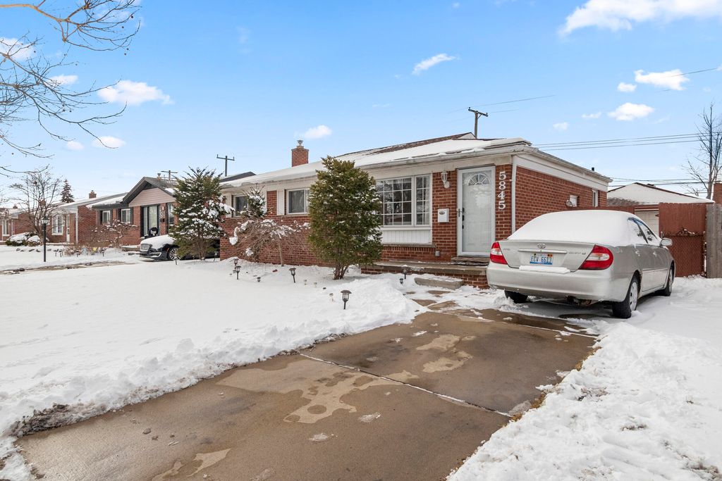 Photo of 5845 Plainfield Street, Dearborn Heights, MI 48127 (MLS # 26005093)