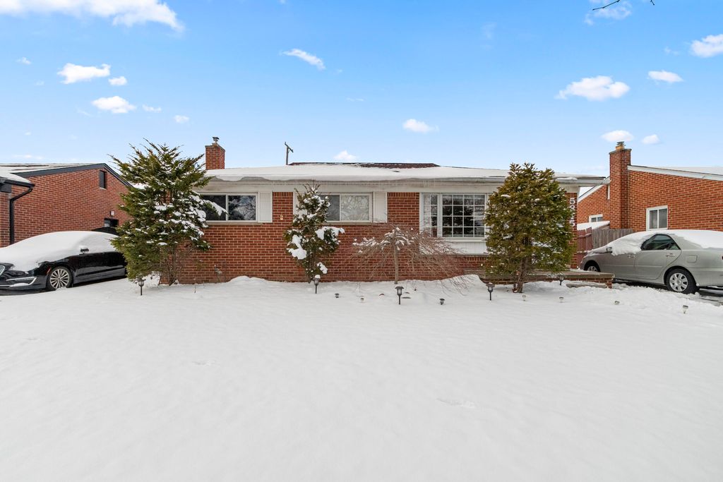 Photo of 5845 Plainfield Street, Dearborn Heights, MI 48127 (MLS # 26005093)