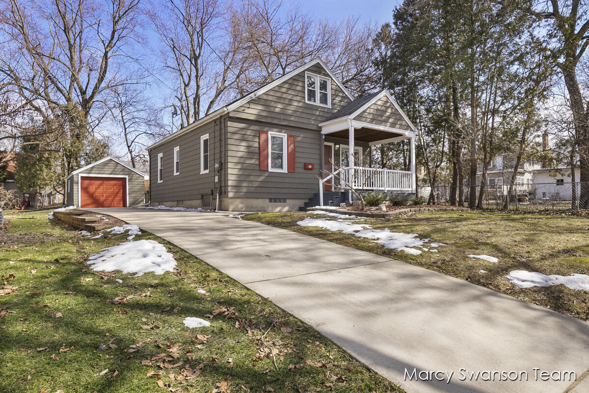 Photo 2 of 33 of 220 Holmdene Boulevard NE house