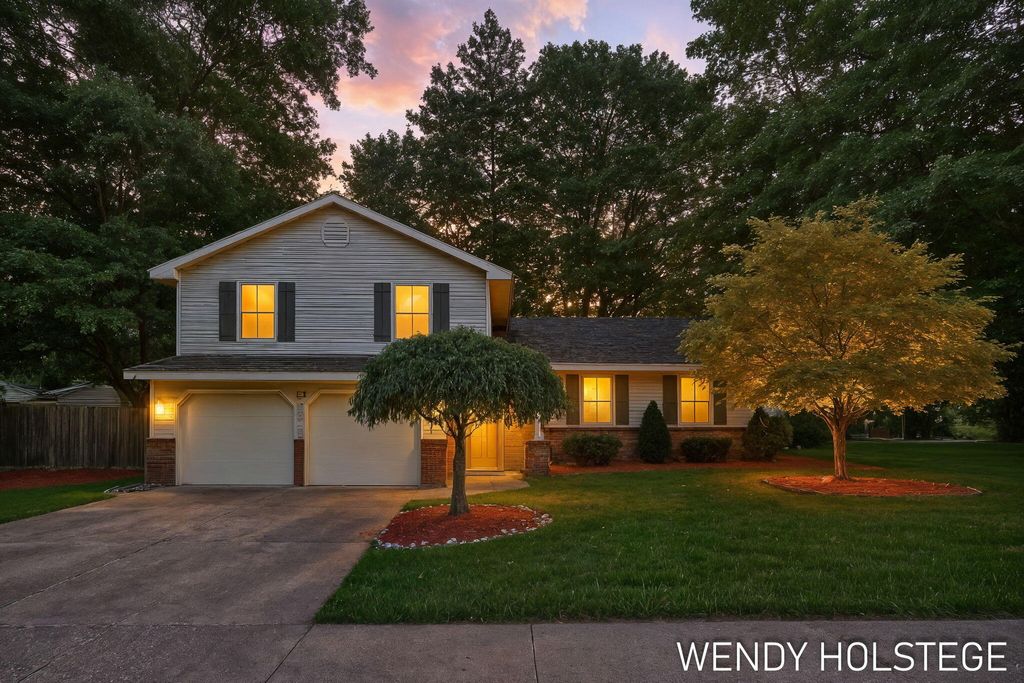 Photo of 776 Meadowbrook Avenue, Holland, MI 49423 (MLS # 25056954)