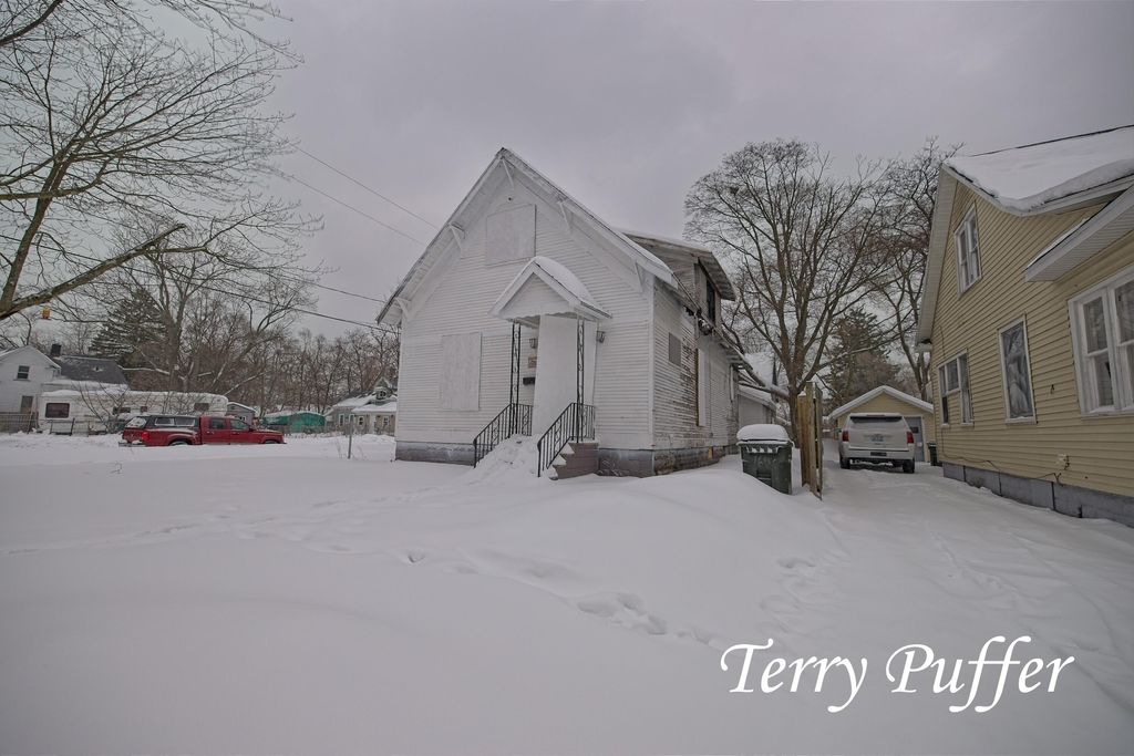 Photo of 1676 Pine Street, Muskegon, MI 49442 (MLS # 26004683)