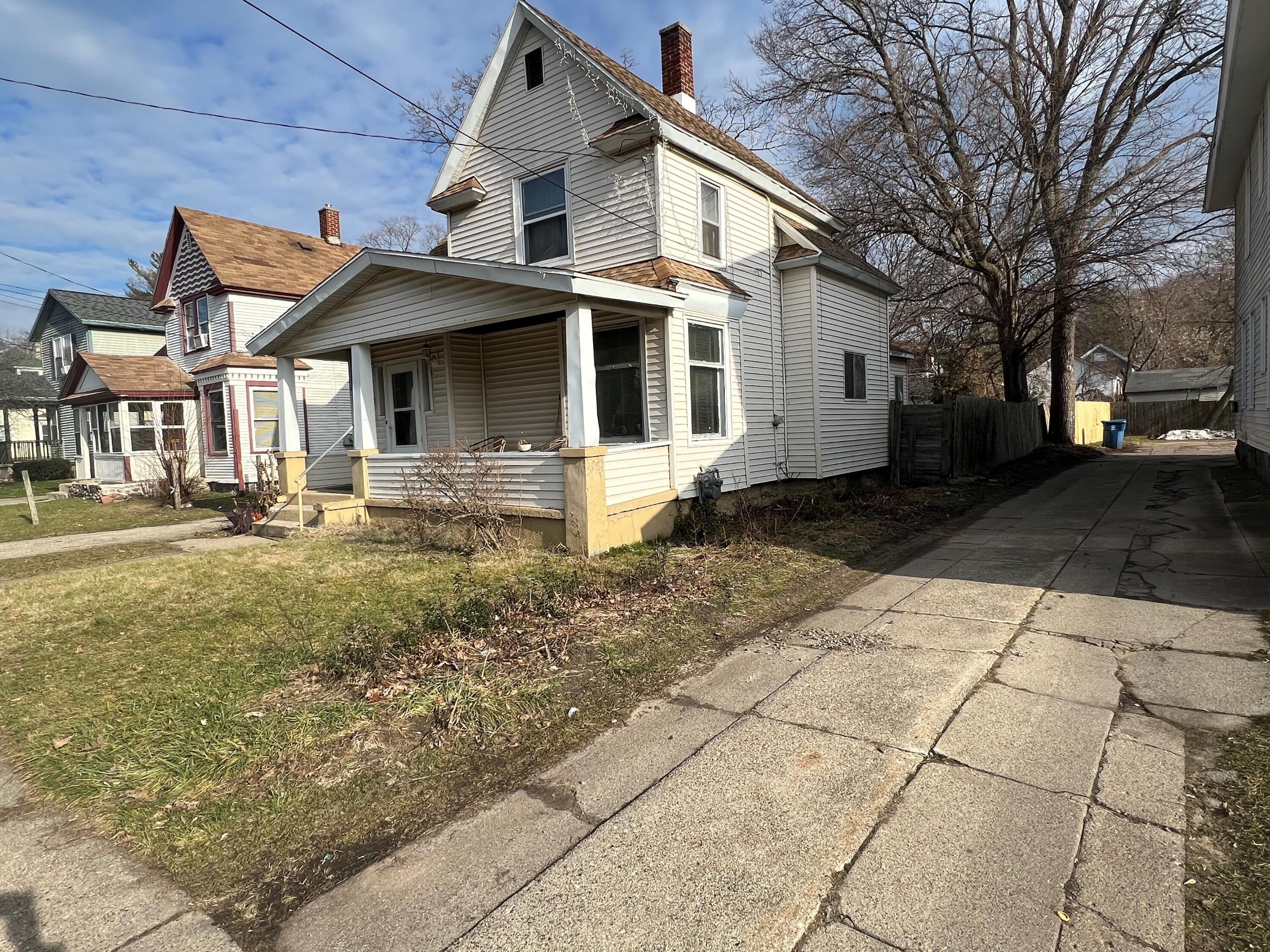 Photo 9 of 13 of 1040 Madison Avenue SE house