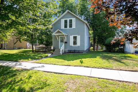 Photo of 319 N Rowe Street, Ludington, MI 49431 (MLS # 26013046)