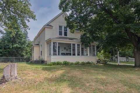 Photo of 642 Kalamazoo N, Paw Paw, MI 49079 (MLS # 25052570)