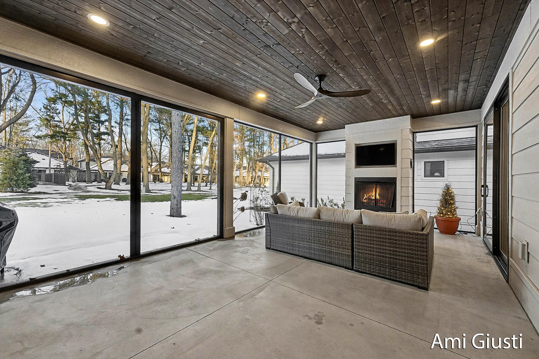 Holland, Michigan 49424, United States, 4 Bedrooms Bedrooms, ,3 BathroomsBathrooms,Residential,Active,257538