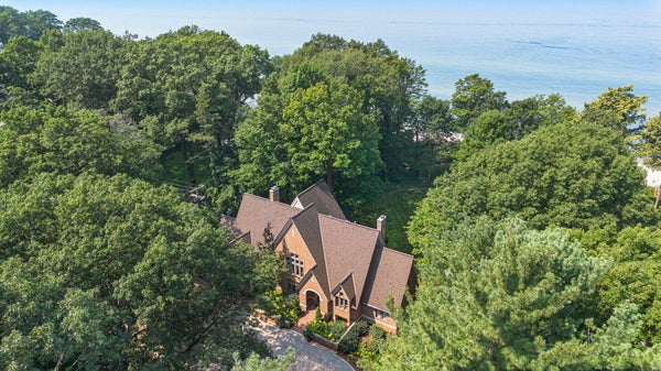 5285 LAKESHORE DR, HOLLAND, MI 49424 - Image adfb9ceaef3fcce5d04bdc28e9c763a6/3110200640