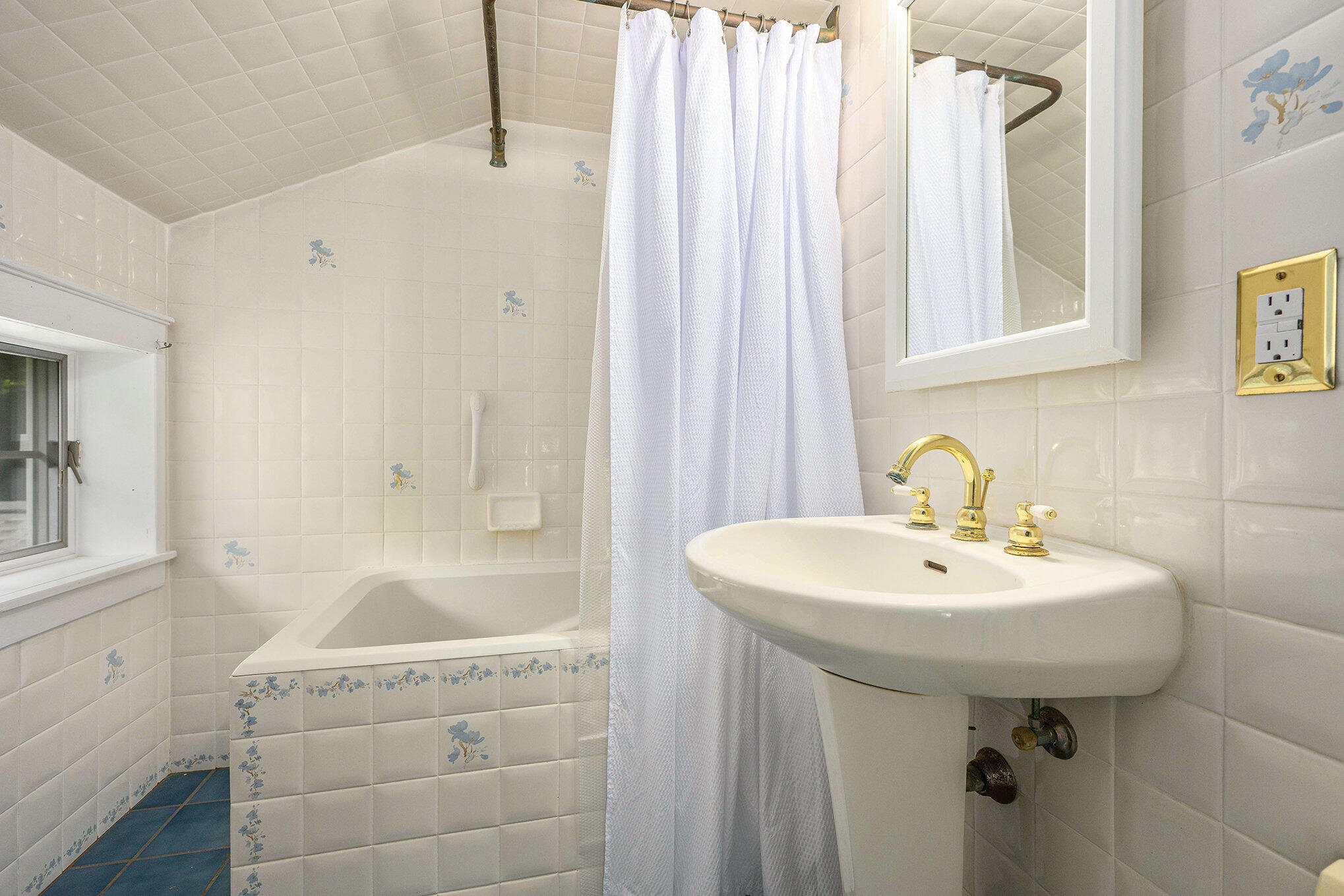 Kalamazoo, Michigan 49008, United States, 4 Bedrooms Bedrooms, ,3 BathroomsBathrooms,Residential,Active,200281