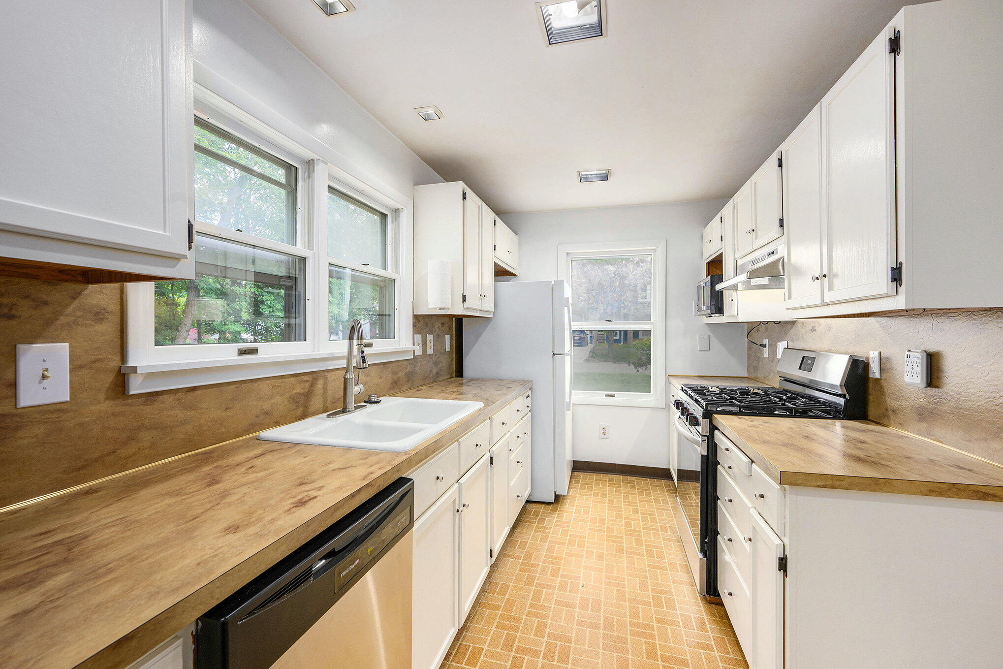 Kalamazoo, Michigan 49008, United States, 4 Bedrooms Bedrooms, ,3 BathroomsBathrooms,Residential,Active,200281