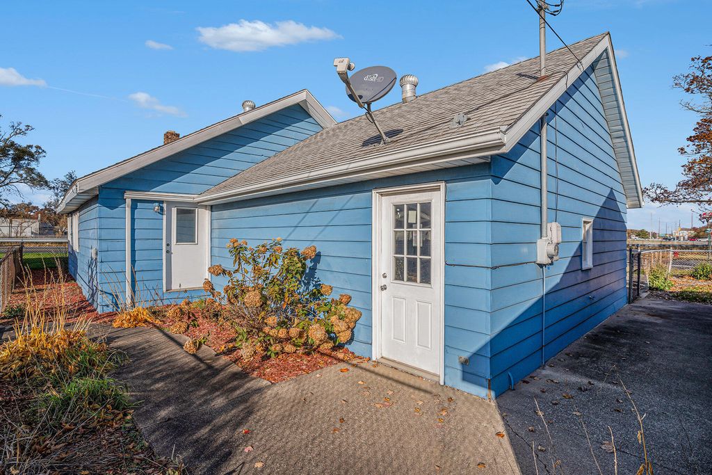 Photo of 1100 Harvey Street, Muskegon, MI 49442 (MLS # 25045804)