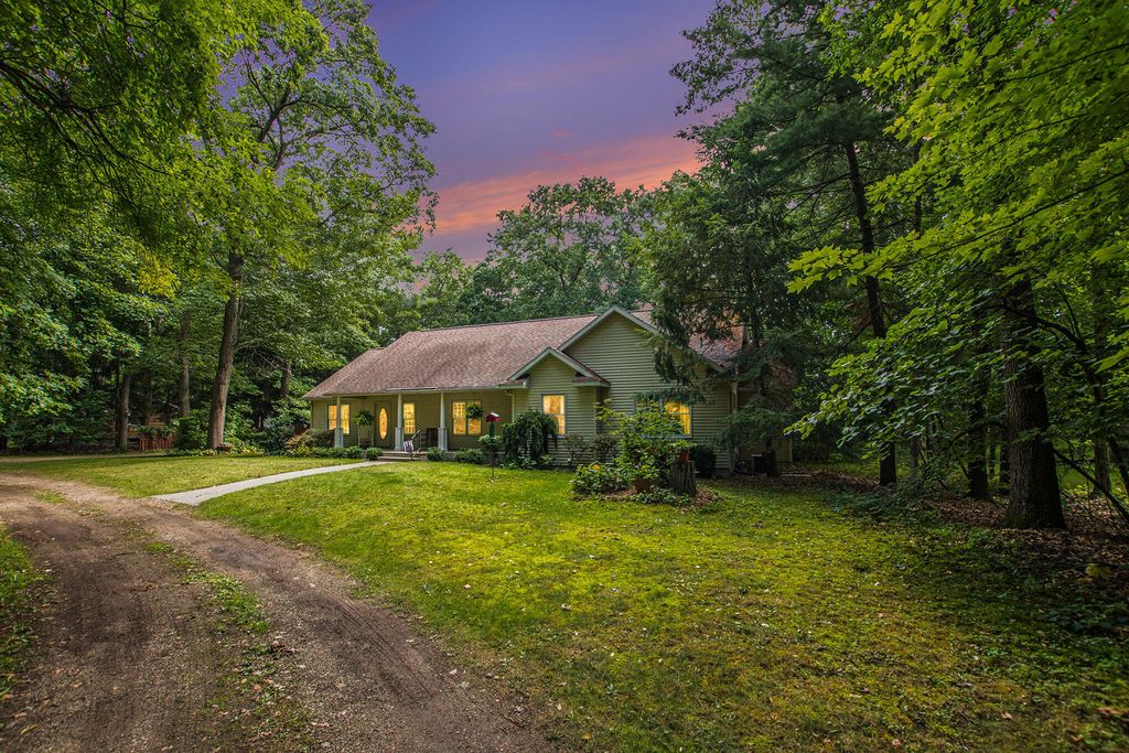 Photo of 13892 148th Avenue, Grand Haven, MI 49417 (MLS # 25045560)