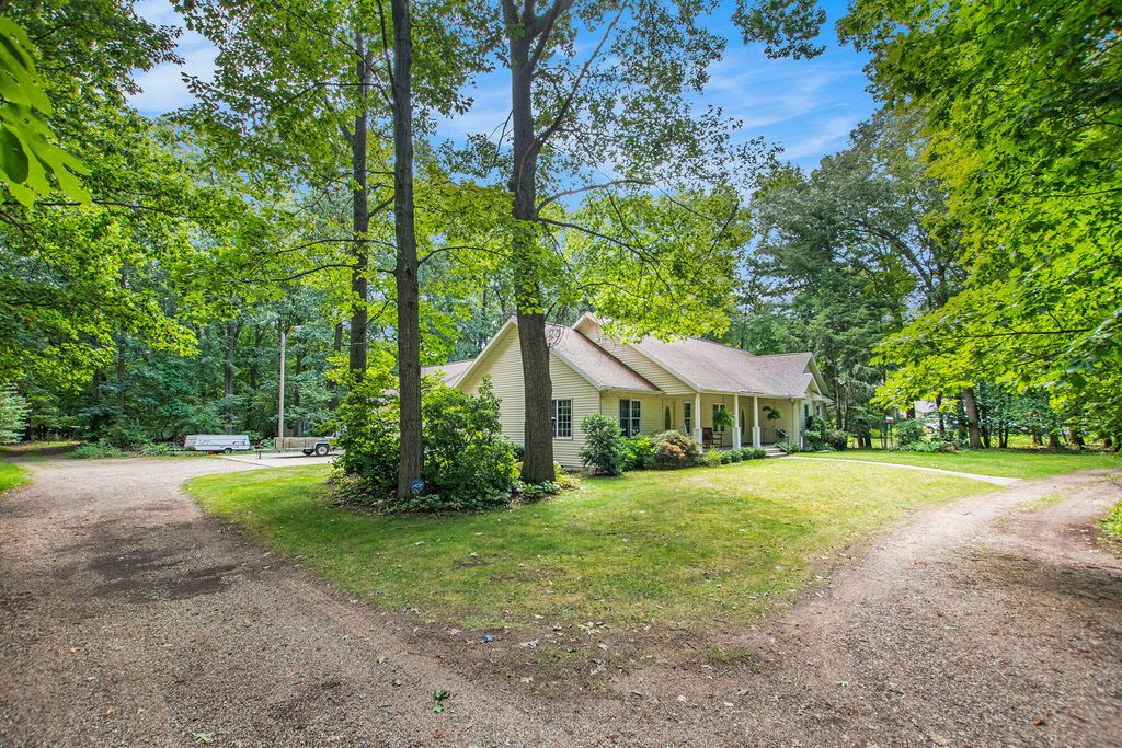 Photo of 13892 148th Avenue, Grand Haven, MI 49417 (MLS # 25045560)