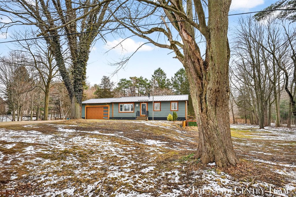 Photo of 10816 168th Avenue, Grand Haven, MI 49417 (MLS # 26011332)