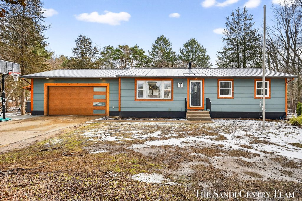 Photo of 10816 168th Avenue, Grand Haven, MI 49417 (MLS # 26011332)