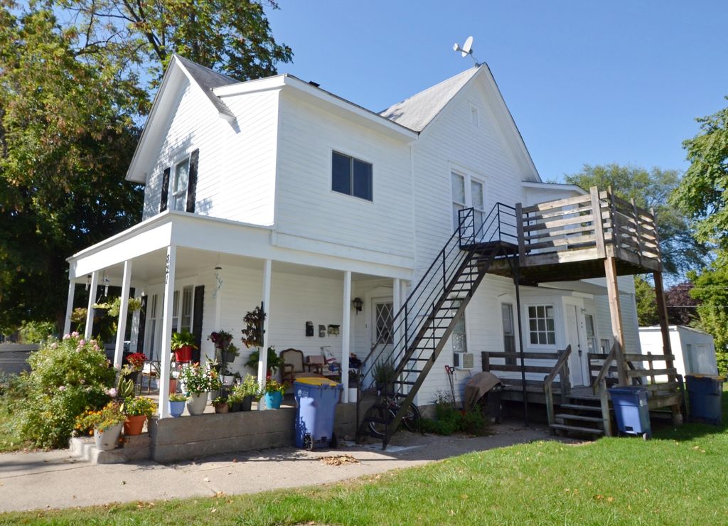 Photo of 821 6th Street NW, Grand Rapids, MI 49504 (MLS # 25051327)