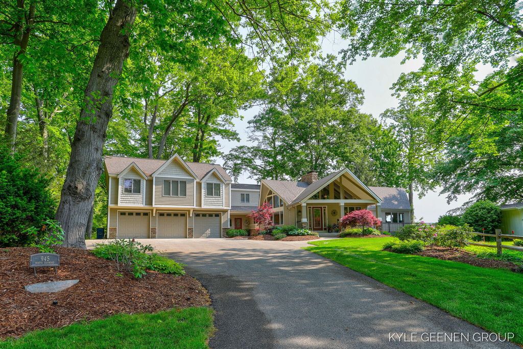 Photo of 945 N Baywood Drive, Holland, MI 49424 (MLS # 25026212)