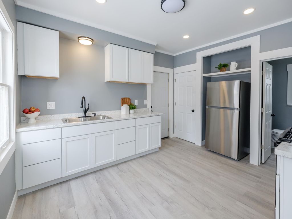 Photo of 915 Hays Park Avenue, Kalamazoo, MI 49001 (MLS # 26005361)