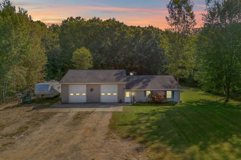 Photo of 6333 Brown Road, Jonesville, MI 49250 (MLS # 25048557)