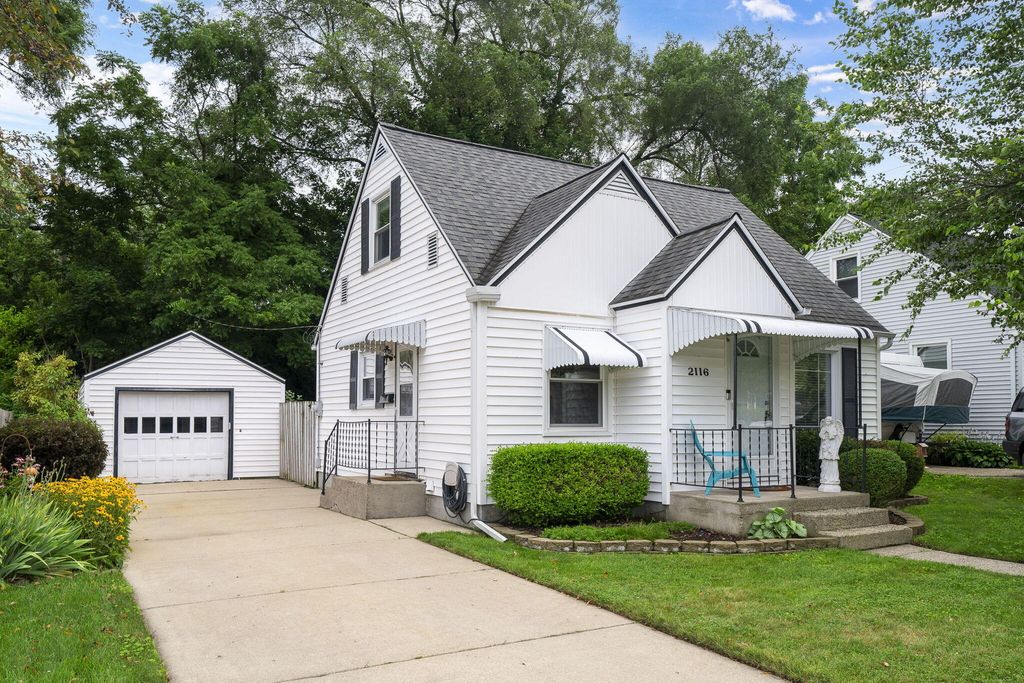 Photo of 2116 Riverside Drive NE, Grand Rapids, MI 49505 (MLS # 24037430)