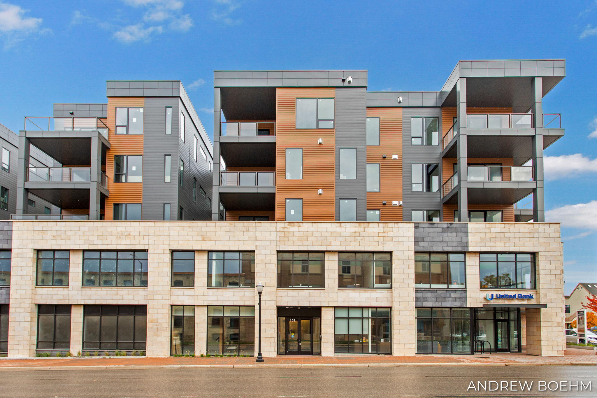 View Holland, MI 49423 condo