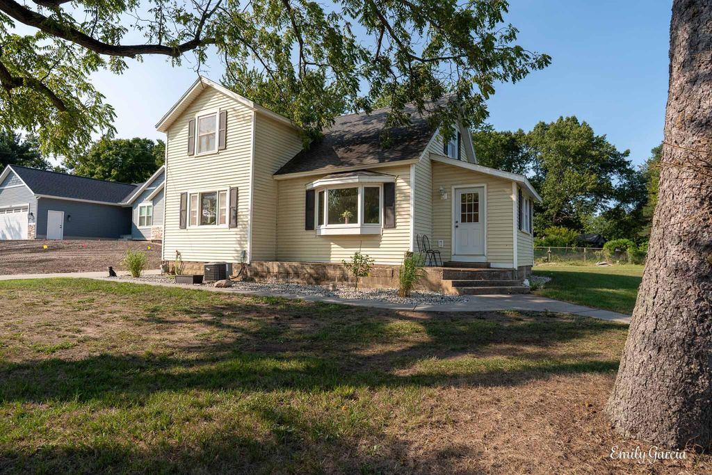 Photo of 1393 W Lakewood Boulevard, Holland, MI 49424 (MLS # 25046290)