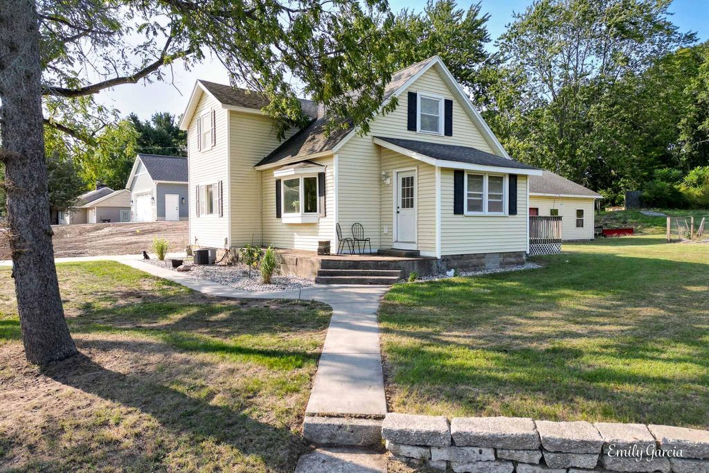 Photo of 1393 W Lakewood Boulevard, Holland, MI 49424 (MLS # 25046290)