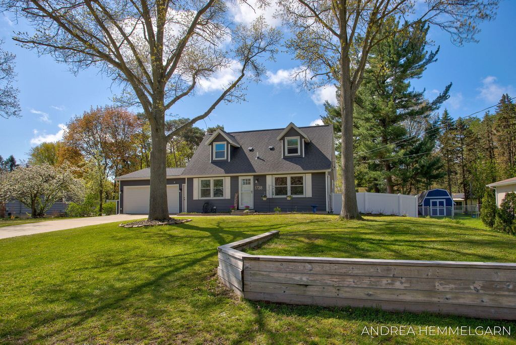 Photo of 1738 Columbus Street, Holland, MI 49424 (MLS # 26019363)