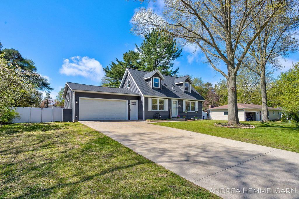 Photo of 1738 Columbus Street, Holland, MI 49424 (MLS # 26019363)