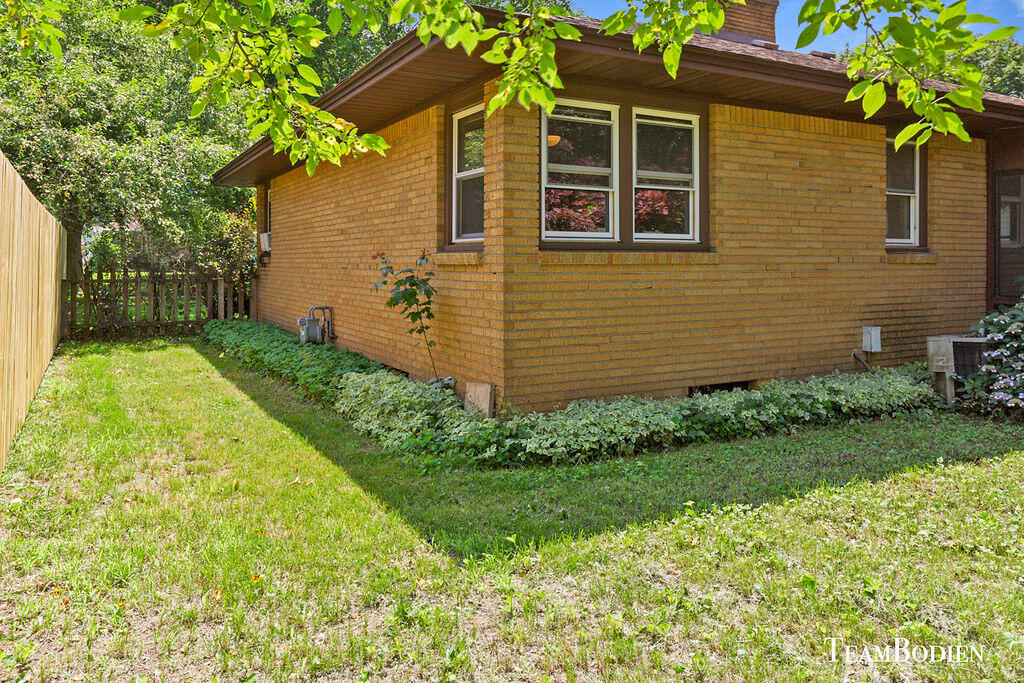 Photo 8 of 25 of 2613 Borglum Avenue NE house
