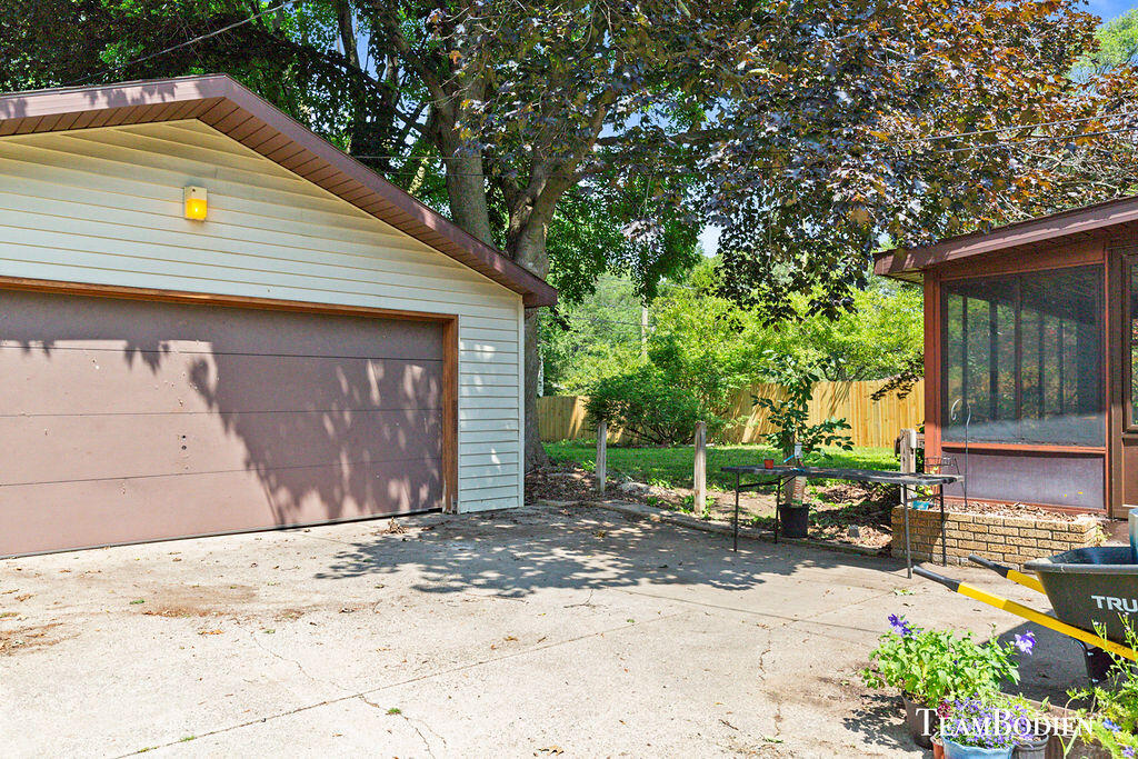 Photo 6 of 25 of 2613 Borglum Avenue NE house