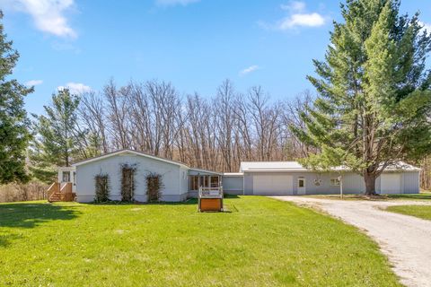 Photo of 7291 S 184th Avenue, Holton, MI 49425 (MLS # 26018175)