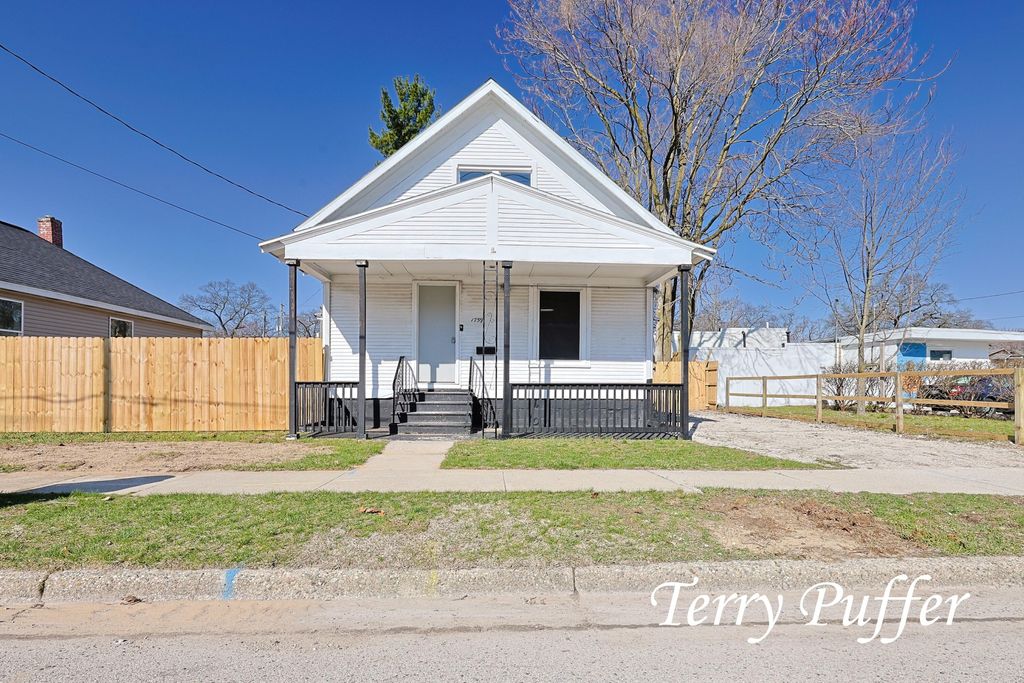 Photo of 1759 Pine Street, Muskegon, MI 49442 (MLS # 26014057)