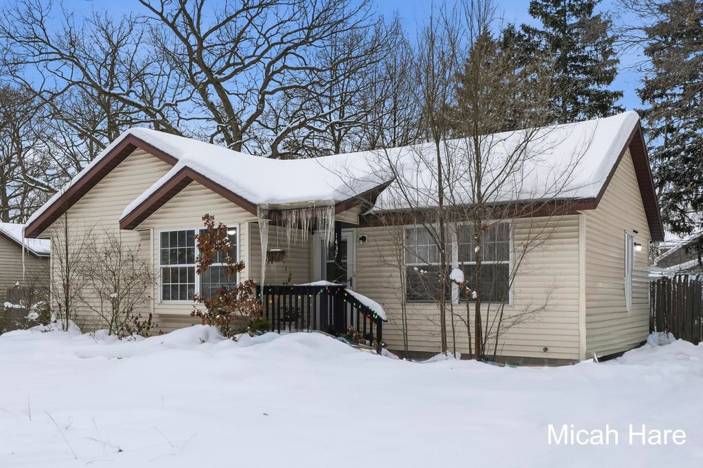 Photo of 1437 Carlton Street, Muskegon, MI 49442 (MLS # 25061853)