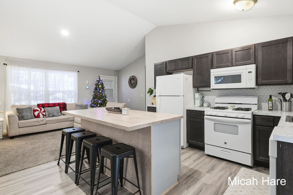 Photo of 1437 Carlton Street, Muskegon, MI 49442 (MLS # 25061853)