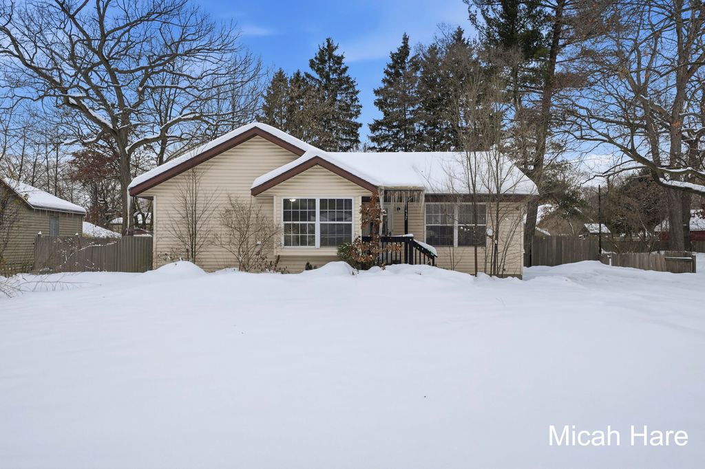 Photo of 1437 Carlton Street, Muskegon, MI 49442 (MLS # 25061853)