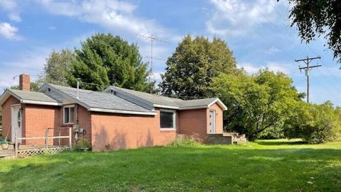 Photo of 1824 Parkdale Avenue, Manistee, MI 49660 (MLS # 25048509) Photo of 1824 Parkdale Avenue, Manistee, MI 49660 (MLS # 25048509)