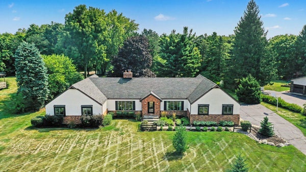 8569 ROUNDHILL CT, SALINE, MI 48176 - Image b84f88ed4c2e8603554e5f60ae27d2d4/2829536416