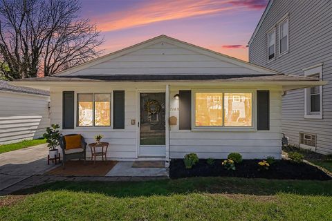 Photo of 2189 Ridgemont Road, Grosse Pointe Woods, MI 48236 (MLS # 26017446)