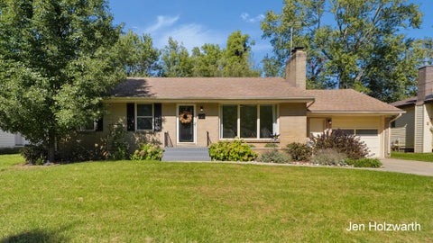 Photo for 725 Parkway Drive NE