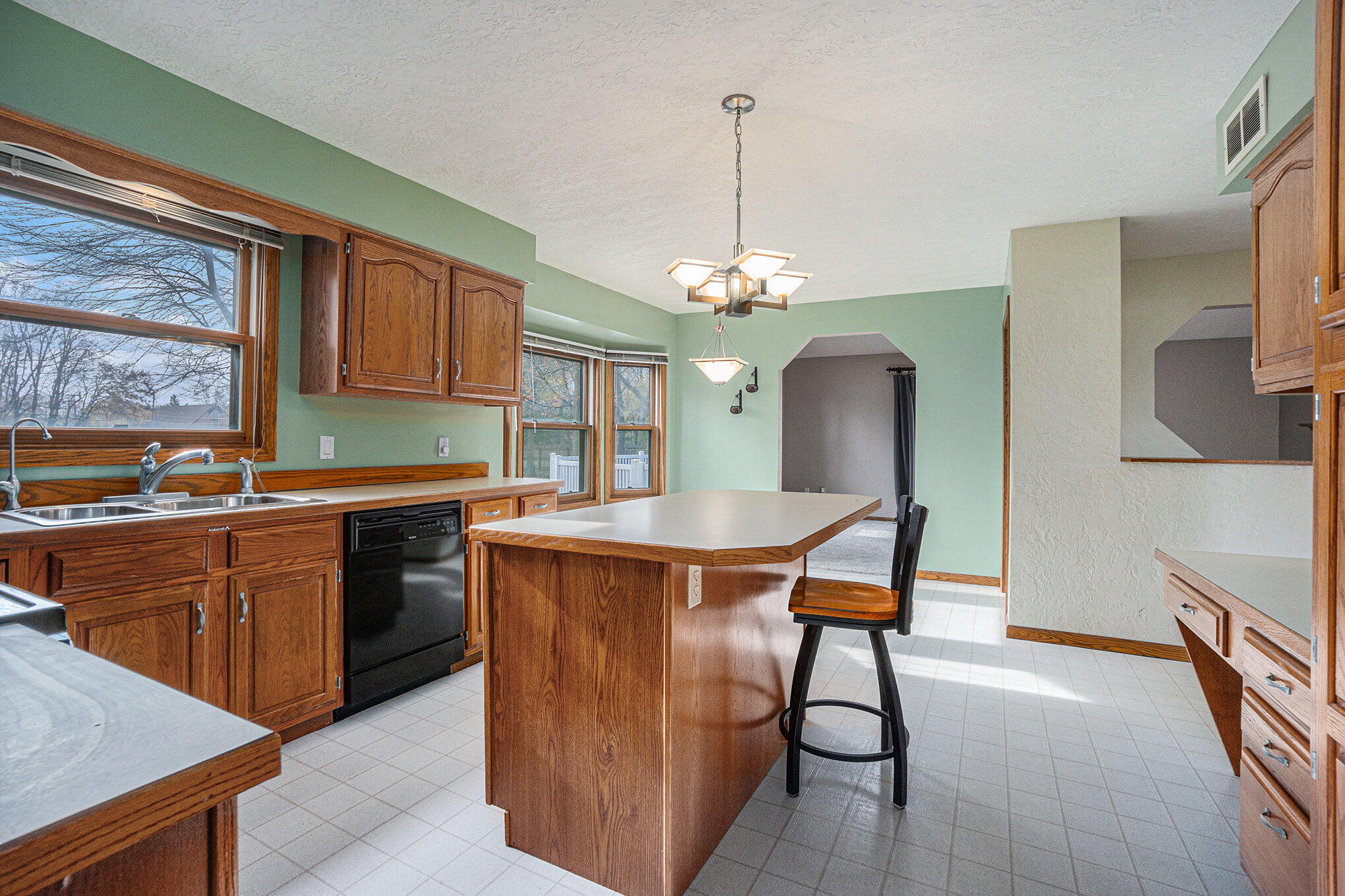 Kalamazoo, Michigan 49048, United States, 3 Bedrooms Bedrooms, ,3 BathroomsBathrooms,Residential,Pending,31694