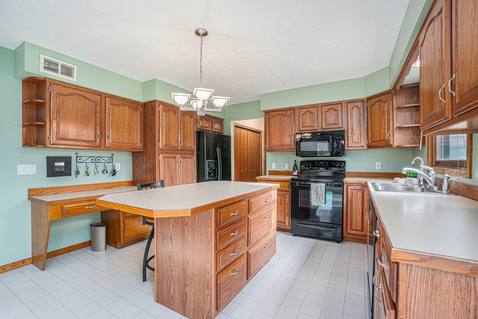 Kalamazoo, Michigan 49048, United States, 3 Bedrooms Bedrooms, ,3 BathroomsBathrooms,Residential,Pending,31694
