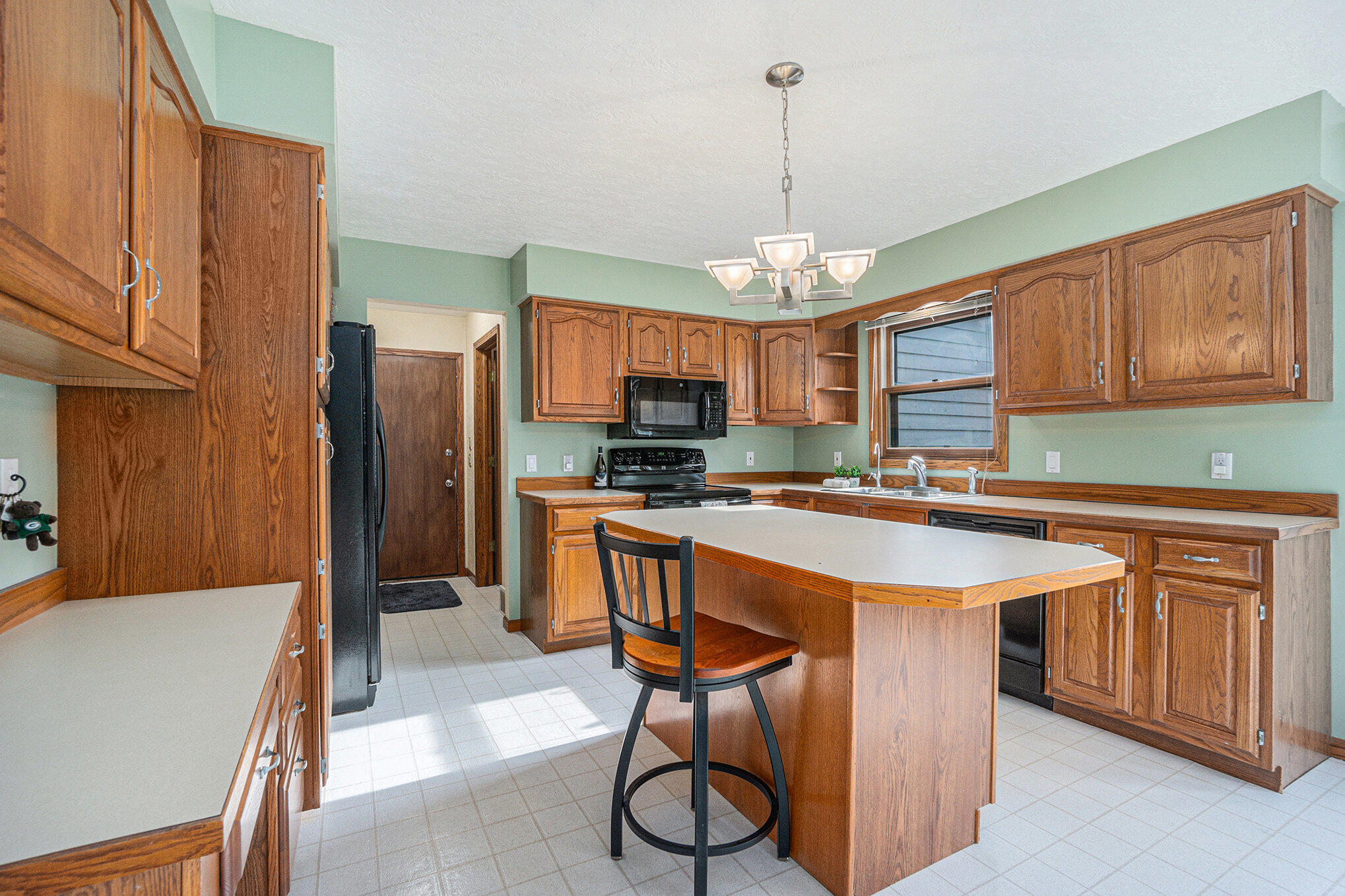 Kalamazoo, Michigan 49048, United States, 3 Bedrooms Bedrooms, ,3 BathroomsBathrooms,Residential,Pending,31694