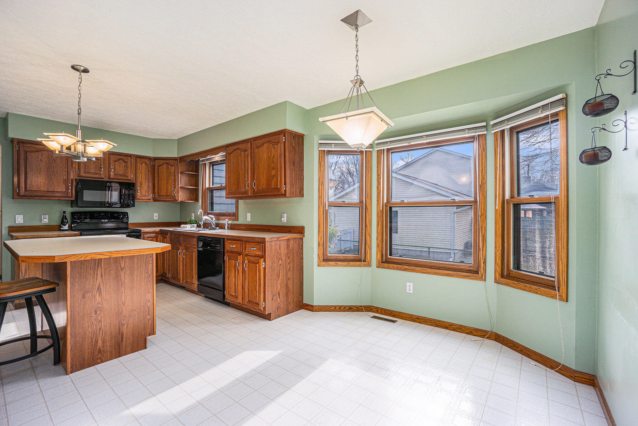 Kalamazoo, Michigan 49048, United States, 3 Bedrooms Bedrooms, ,3 BathroomsBathrooms,Residential,Pending,31694