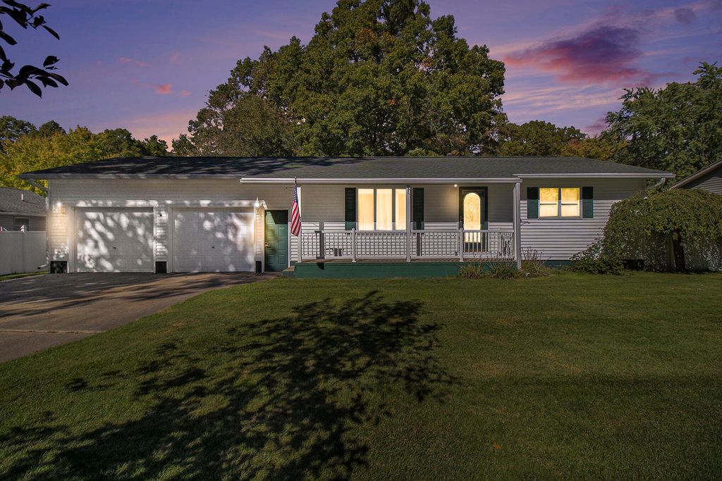 Photo of 2756 Marquette Avenue, Muskegon, MI 49442 (MLS # 25052262)