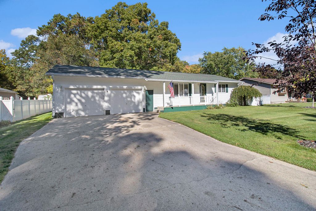 Photo of 2756 Marquette Avenue, Muskegon, MI 49442 (MLS # 25052262)