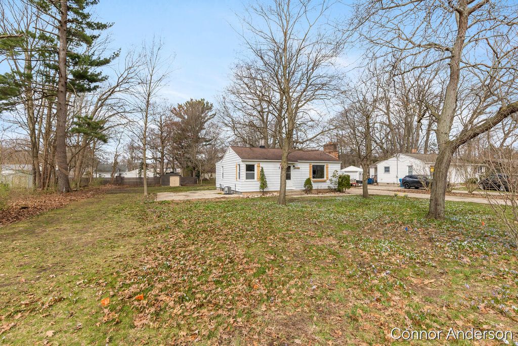 Photo of 15403 Pine Street, Grand Haven, MI 49417 (MLS # 26015631)