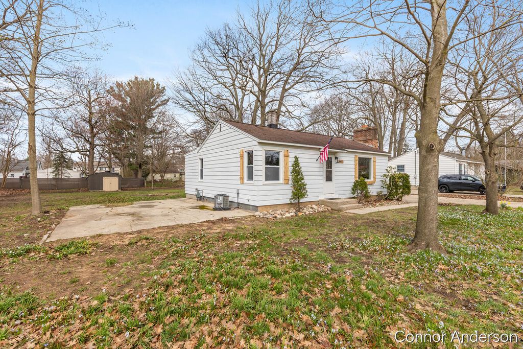 Photo of 15403 Pine Street, Grand Haven, MI 49417 (MLS # 26015631)